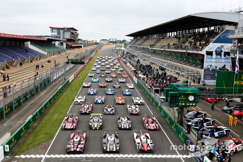 La sesión de fotos tradicional de los autos de Le Mans
