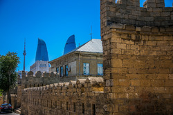 Старый город Баку и небоскребы