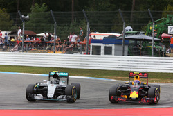 Zweikampf: Nico Rosberg, Mercedes AMG F1 W07 Hybrid; Max Verstappen, Red Bull Racing RB12