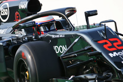 Jenson Button, McLaren MP4-31 Halo kokpit ile