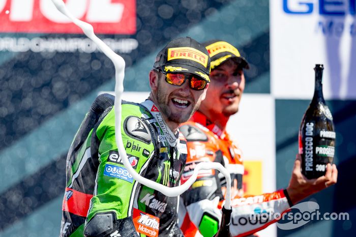 Ganador de la carrera del domingo, Tom Sykes, Kawasaki Racing Team celebra