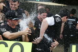 Le vainqueur Nico Rosberg, Mercedes AMG F1 fête le titre constructeurs avec Toto Wolff, directeur exécutif Mercedes AMG F1 et l'équipe