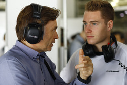 Stoffel Vandoorne, pilote d'essais et de réserve de McLaren, parle avec Jost Capito