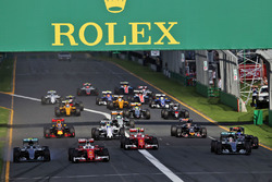 Sebastian Vettel, Ferrari SF16-H aan de leiding bij de start
