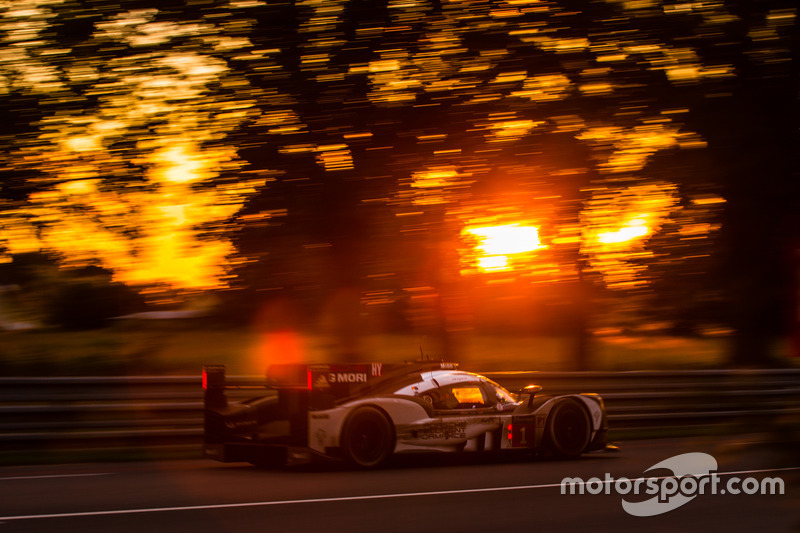 Porsche 919 Hybrid команды Porsche Team, 2016 год: Тимо Бернхард, Марк Уэббер и Брендон Хартли