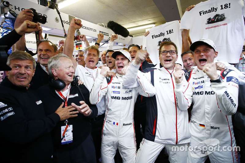 Para pemenang lomba #2 Porsche Team Porsche 919 Hybrid: Romain Dumas, Marc Lieb celebrate