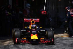 Daniel Ricciardo, Red Bull Racing RB12 hace una parada en pits