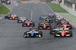 Старт гонки: Егор Оруджев, Arden Motorsport; Том Дильман, AVF
