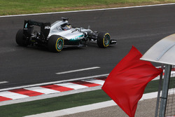 Lewis Hamilton, Mercedes AMG F1 W07 Hybrid es llevado hacia los pits en la segunda sesión de práctic