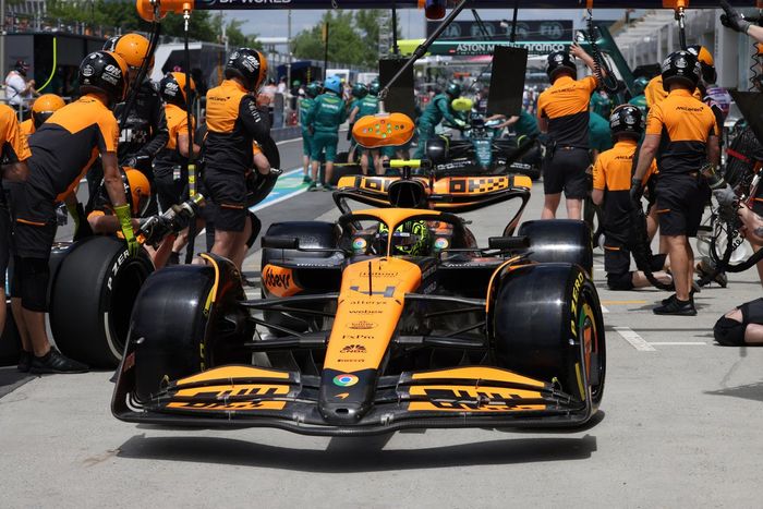 Lando Norris, McLaren MCL38, en boxes 
