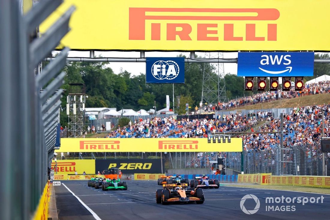 Lando Norris, McLaren MCL38, Yuki Tsunoda, RB F1 Team VCARB 01, Valtteri Bottas, Stake F1 Team Kick Sauber C44, otros practican sus procedimientos de salida de carrera al final de la FP2.
