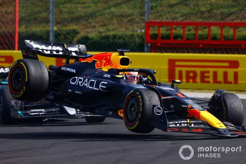 Max Verstappen, Red Bull Racing RB20, Lewis Hamilton, Mercedes F1 W15, entrent en collision.