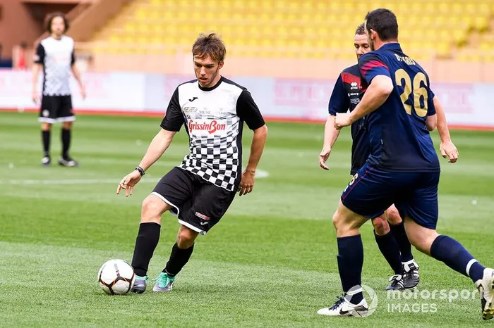 Pierre Gasly, Red Bull Racing jugando a fútbol
