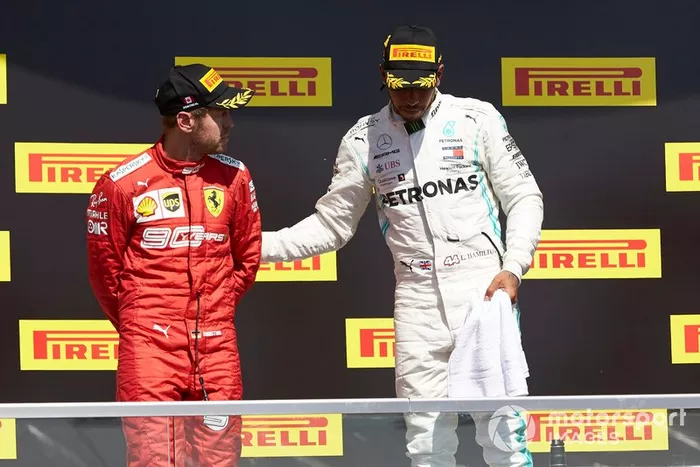 Podio: ganador de la carrera Lewis Hamilton, Mercedes AMG F1 consuela a Sebastian Vettel, Ferrari, segundo lugar