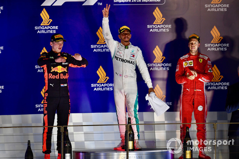 (od lewej): Max Verstappen, Red Bull Racing, Lewis Hamilton, Mercedes AMG F1 i Sebastian Vettel, Ferrari, świętują na podium