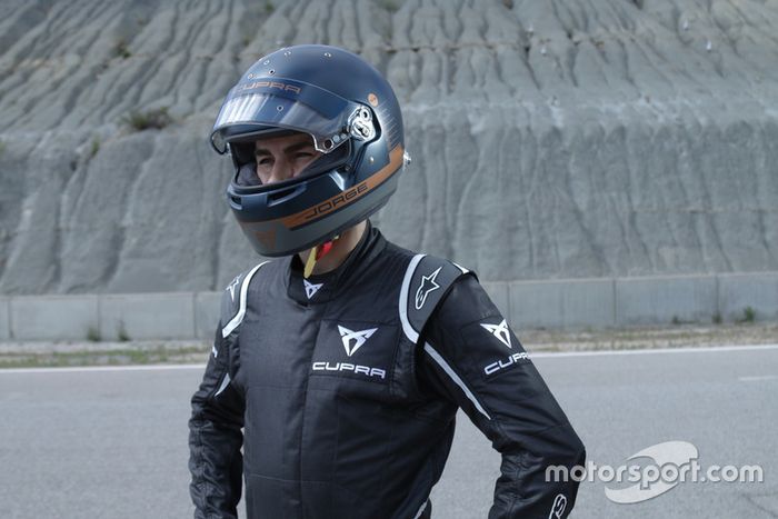 Andrea Dovizioso y Jorge Lorenzo, pilotos de MotoGP de Ducati Corse y embajadores de CUPRA, prueban el coche de competición de la marca