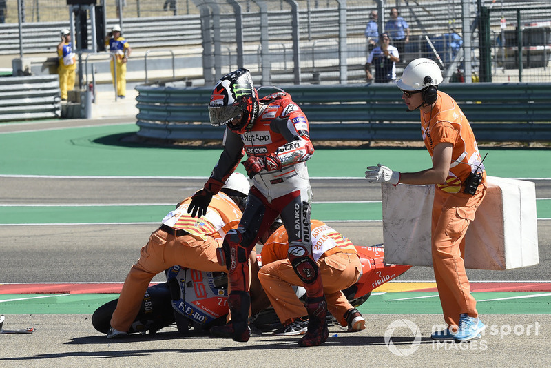 Аварія Хорхе Лоренсо, Ducati Team, на початку гонки в Арагоні