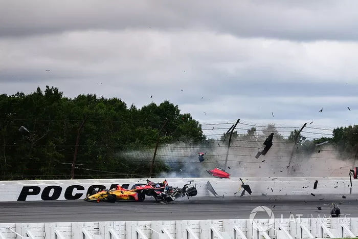 El accidente entre Robert Wickens, Schmidt Peterson Motorsports Honda, James Hinchcliffe, Schmidt Peterson Motorsports Honda, Ryan Hunter-Reay, Andretti Autosport Honda, Pietro Fittipaldi, Dale Coyne Racing Honda 