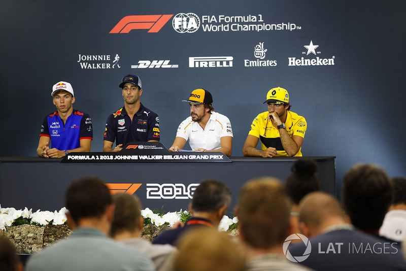 Pierre Gasly, Toro Rosso, Daniel Ricciardo, Red Bull Racing, Fernando Alonso, McLaren, y Carlos Sainz Jr., Renault Sport F1 Team, en rueda de prensa