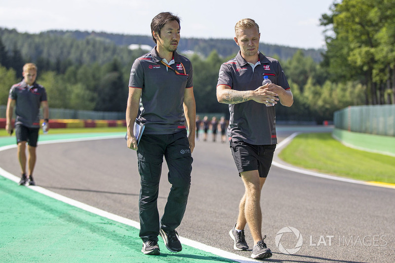 Kevin Magnussen, Haas F1 Team, cammina lungo il circuito con il suo ingegnere