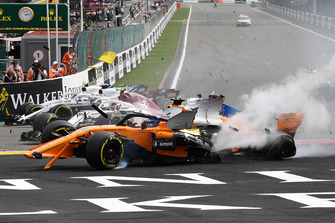Fernando Alonso, McLaren MCL33 crashes at the start