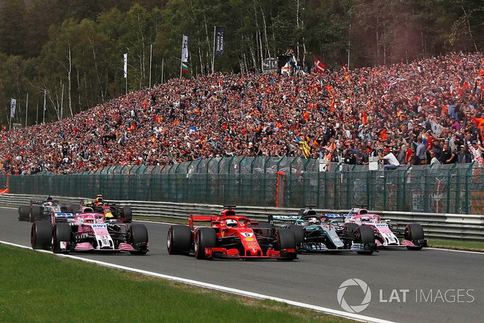 Esteban Ocon, Racing Point Force India VJM11, Sebastian Vettel, Ferrari SF71H, Lewis Hamilton, Mercedes AMG F1 W09 y Sergio Perez, Racing Point Force India VJM11 al inicio