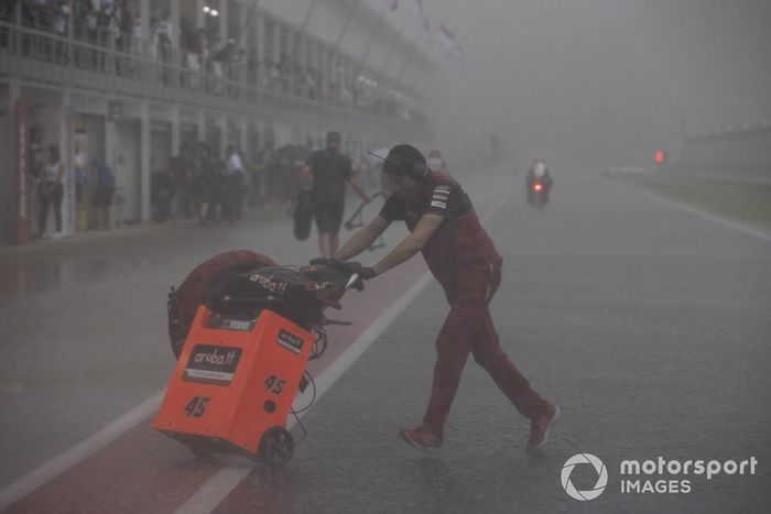 Lluvia en el pitlane