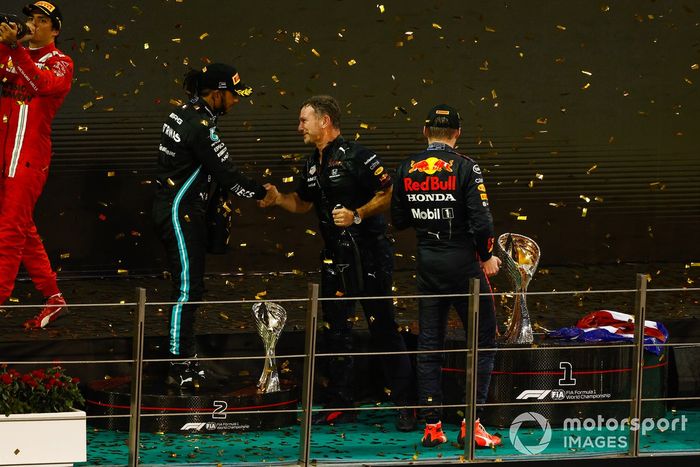 Podio: segundo lugar Lewis Hamilton, Mercedes, Christian Horner, director del equipo, Red Bull Racing, ganador y campeón Max Verstappen, Red Bull Racing