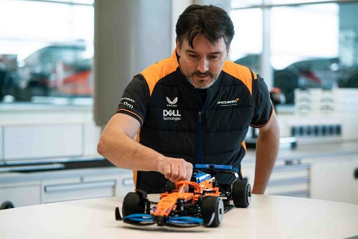 James Key, director técnico de McLaren Racing con el McLaren F1 de LEGO® Technic™