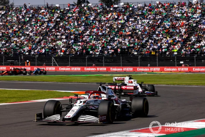 Kimi Raikkonen, Alfa Romeo Racing C41, Nikita Mazepin, Haas VF-21