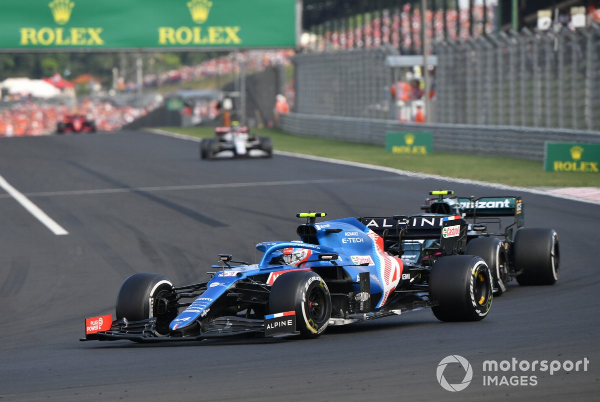 Esteban Ocon, Alpine A521, Sebastian Vettel, Aston Martin AMR21