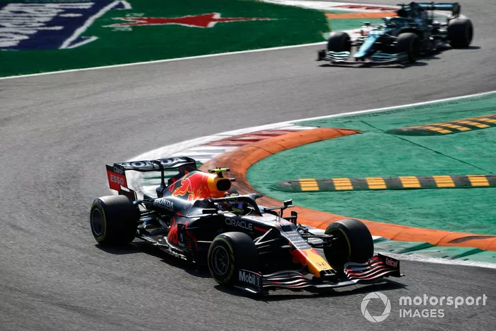 Sergio Pérez, Red Bull Racing RB16B, Lance Stroll, Aston Martin AMR21