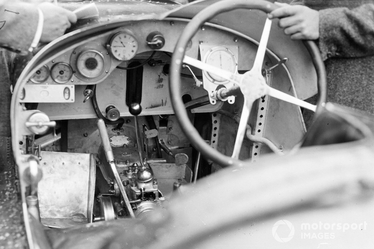  Interior de la cabina del Fiat 804