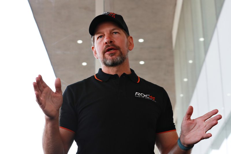 Fredrik Johnsson parle aux pilotes