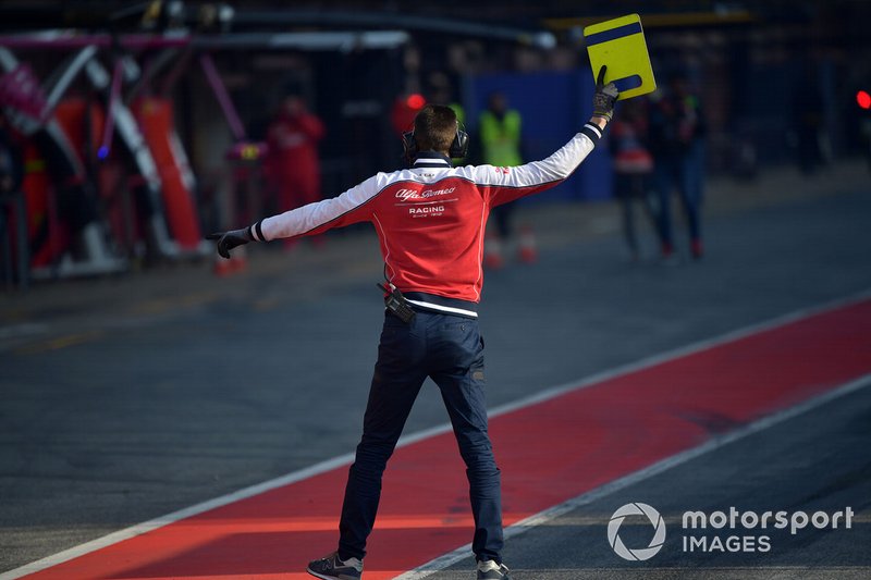 Mécanicien de chez Alfa Romeo Racing en pit lane