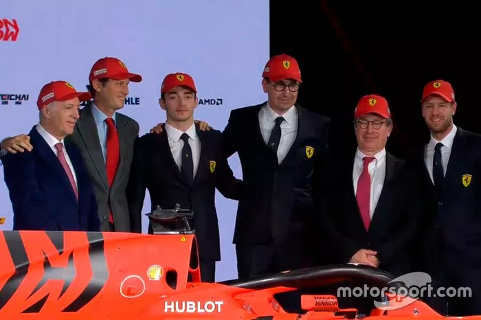 Charles Leclerc, Ferrari, Sebastian Vettel, Ferrari
 y los miembros del equipo Ferrari 