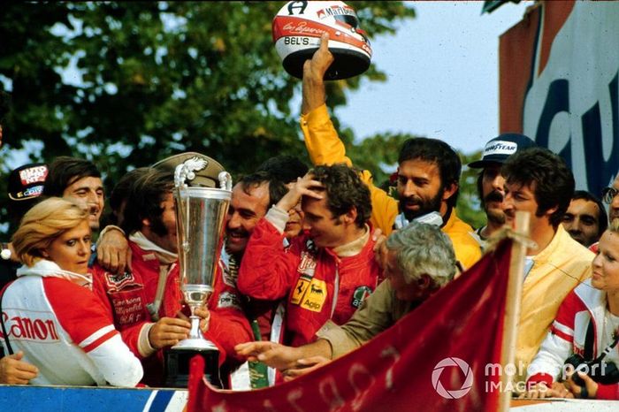 Ganador de la carrera Clay Regazzoni, segundo lugar en el auto de Emerson Fittipaldi, tercer piloto y campeón del Mundo Niki Lauda