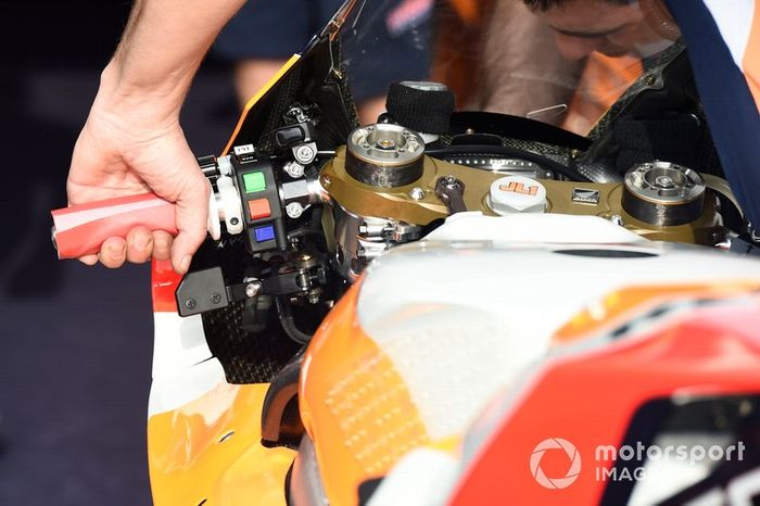 Detalles del manillar de la moto Honda