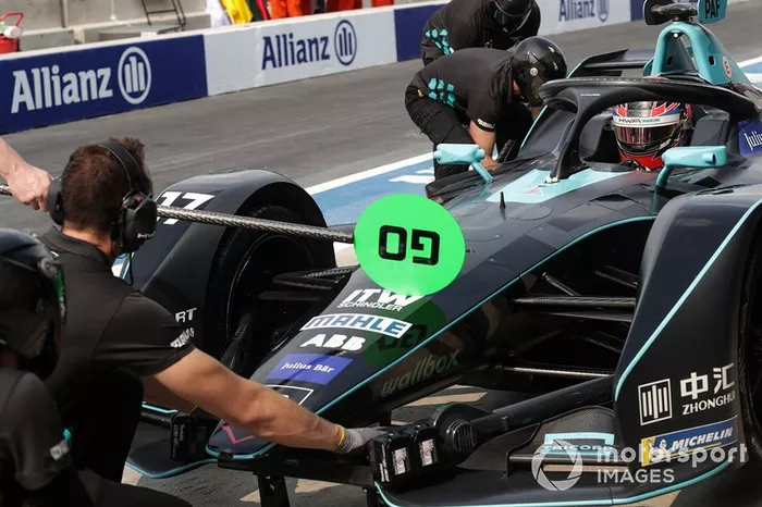 Gary Paffett, HWA Racelab, VFE-05, in the pits