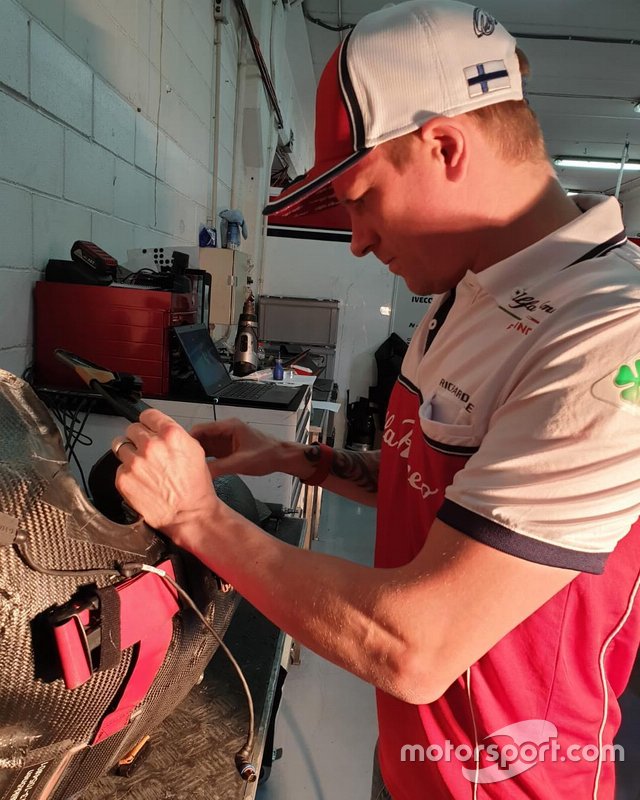 Kimi Raikkonen, Alfa Romeo Racing, repara su asiento