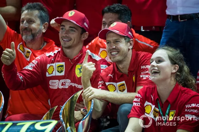 Leclerc e Vettel sorrindo para a foto