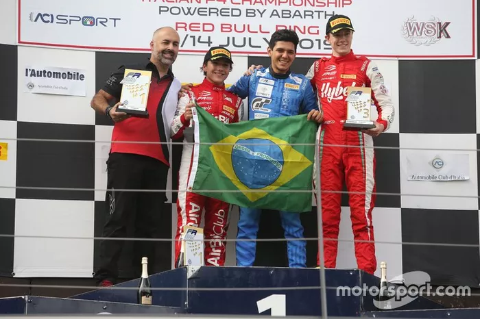 Enzo Fittipaldi e Igor Fraga com a bandeira do Brasil no pódio