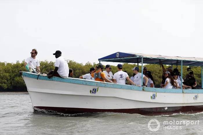 El piloto de Fórmula E Jean Eric Vergne, en el viaje en barco del proyecto Oceanium Mangrove Legacy