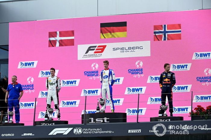 Podio: segundo lugar Frederik Vesti, ART Grand Prix, ganador David Schumacher, Trident, tercer lugar Dennis Hauger, Prema Racing