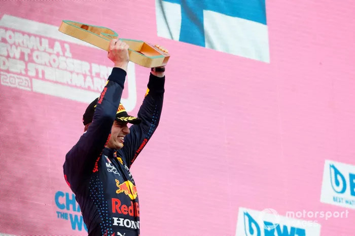 Podio: ganador de la carrera Max Verstappen