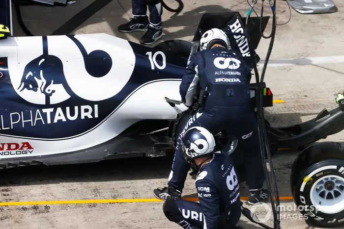 Pierre Gasly, AlphaTauri AT02, se retira en los pits