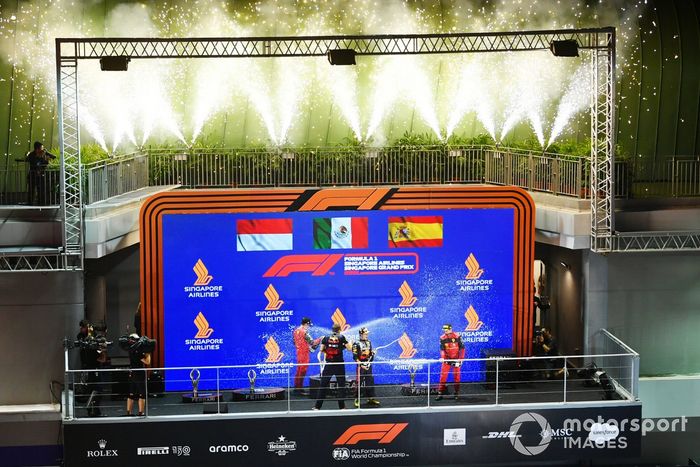Podio: segundo lugar Charles Leclerc, Ferrari, ganador Sergio Pérez, Red Bull Racing, tercer lugar Carlos Sainz, Ferrari