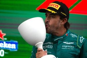 Fernando Alonso, Aston Martin F1 Team, 2ª posición, con su trofeo