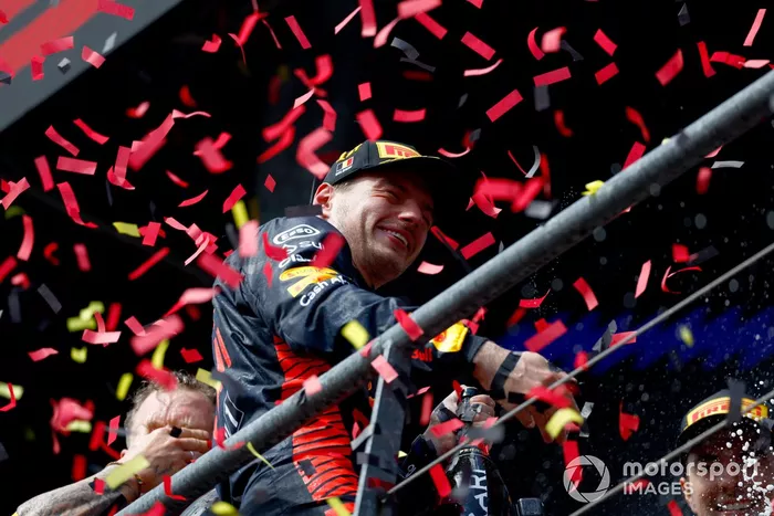 Max Verstappen, Red Bull Racing, 1ª posición, lo celebra en el podio con champán