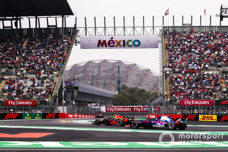 Max Verstappen, Red Bull Racing RB14, di depan Brendon Hartley, Toro Rosso STR13